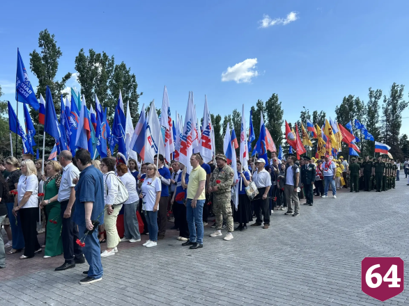 В парке Победы Саратова под гимн подняли флаг России